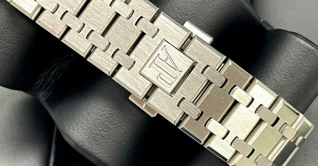 Integrated-stainless-steel-bracelet-royal-oak-chronograph