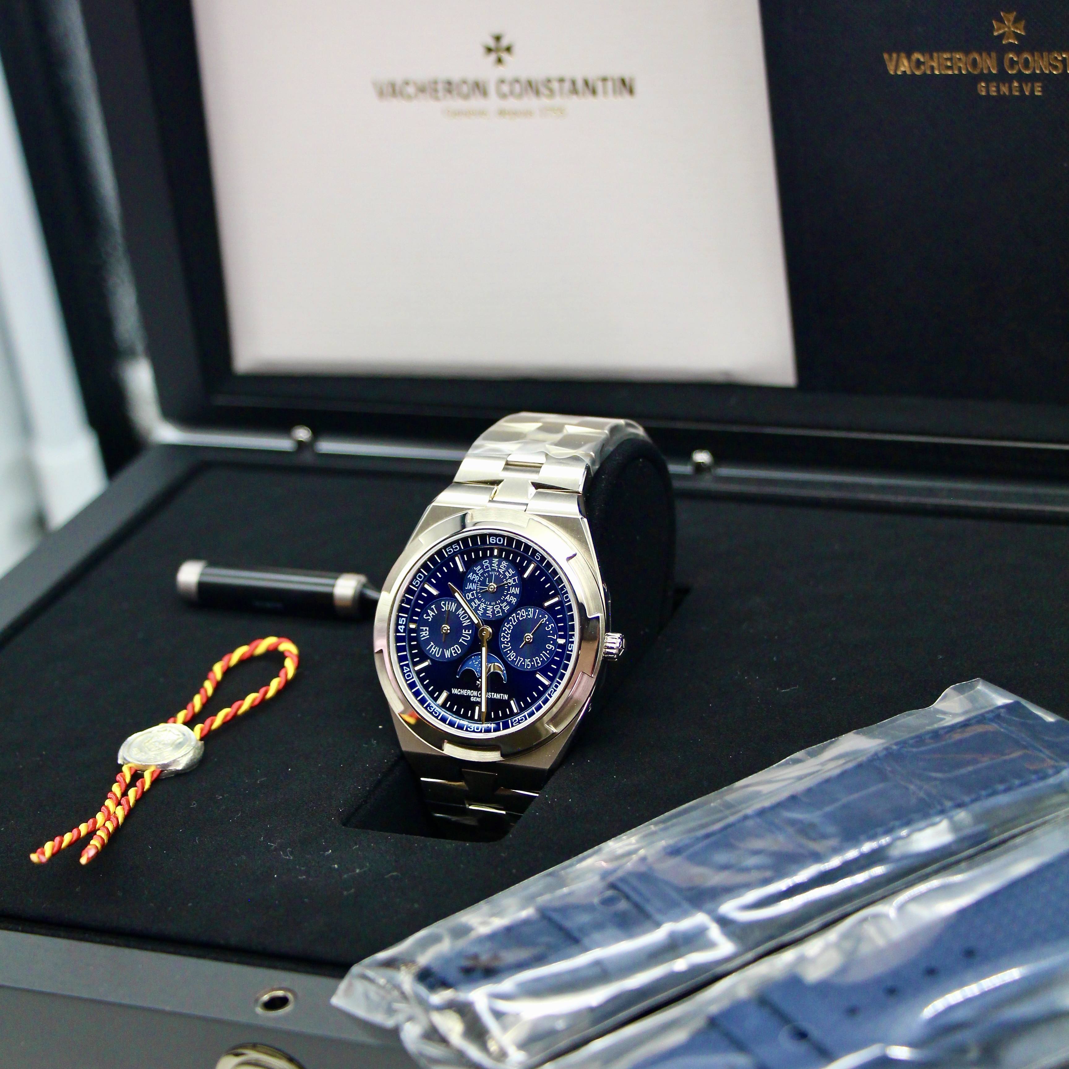 Vacheron Constantin Overseas Perpetual Calendar Ultra-Thin 41mm Blue Dial 18k White Gold 4300V/220G-B945 - Image 7