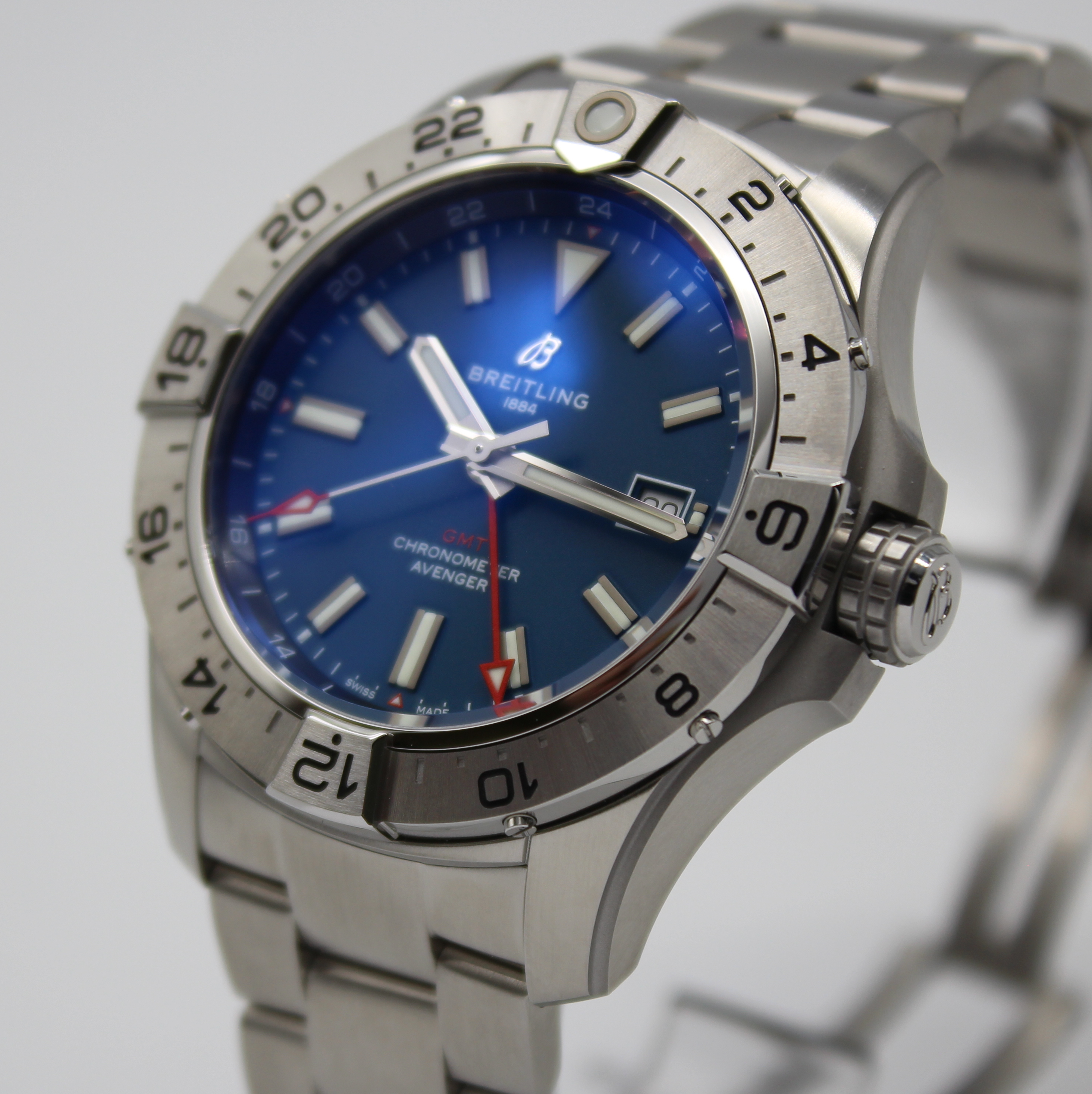 Breitling Avenger GMT 44mm Blue Dial Stainless Steel A32320 - Image 2
