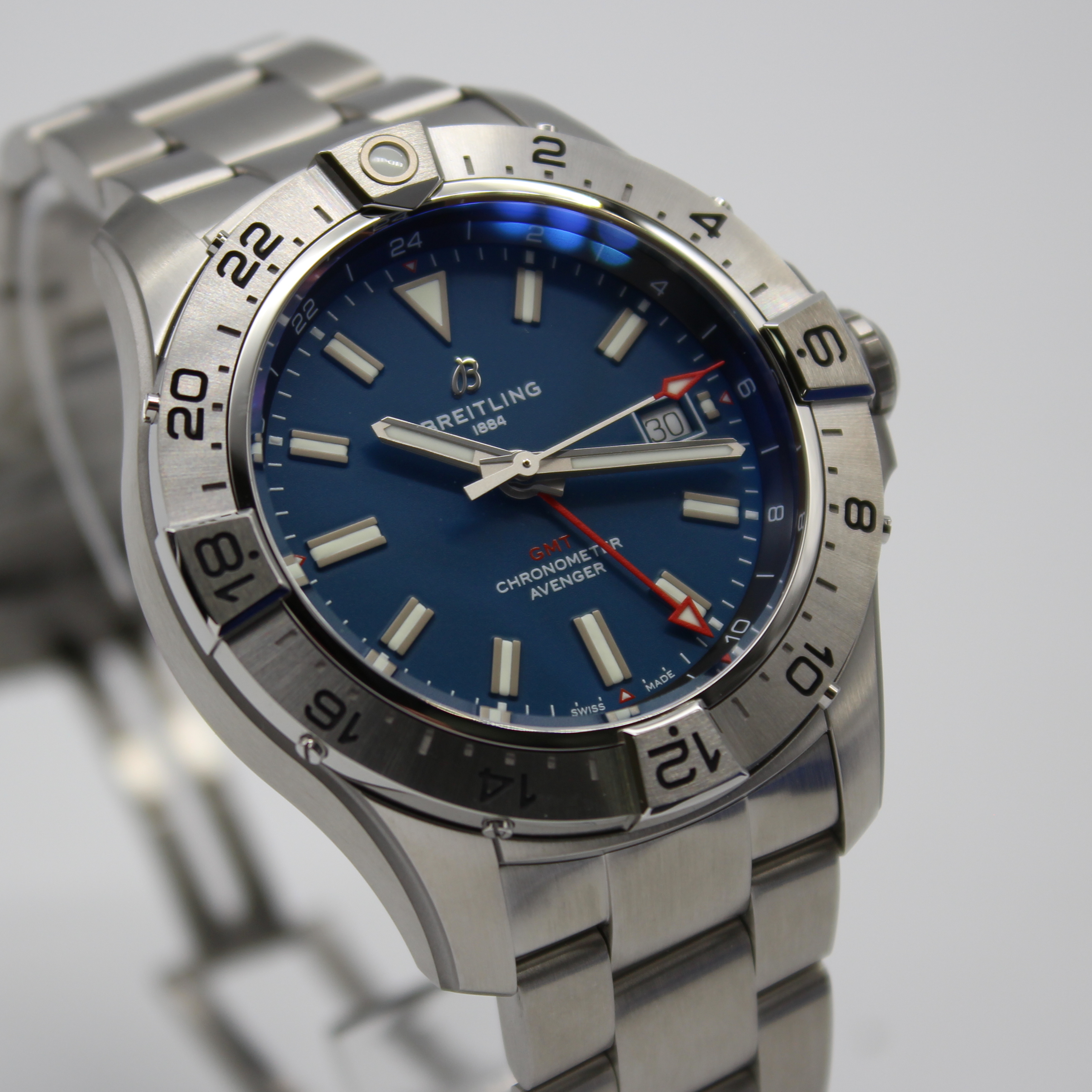 Breitling Avenger GMT 44mm Blue Dial Stainless Steel A32320 - Image 3