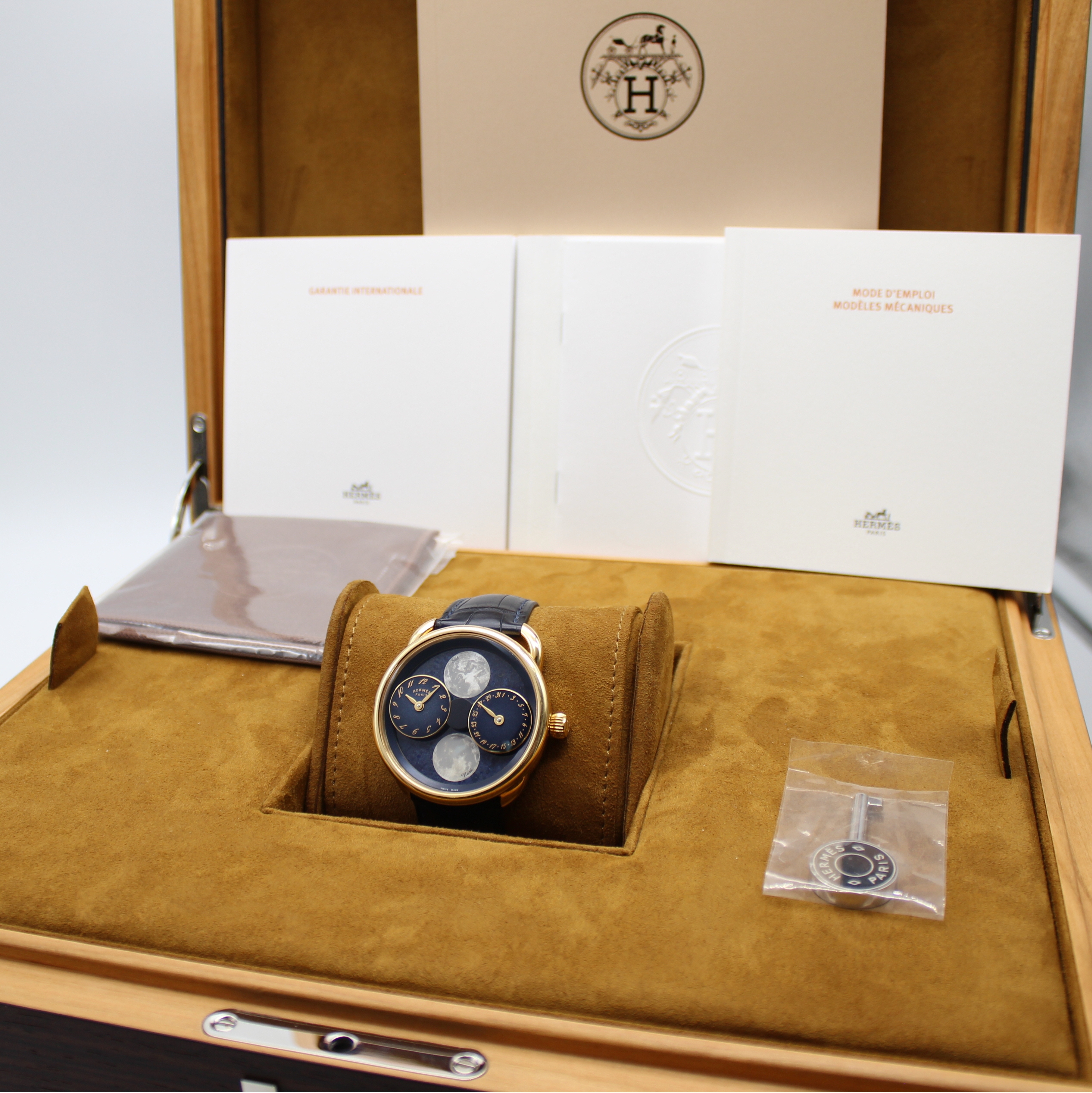 Hermès Arceau L'Heure De La Lune 43 mm Blue Dial 18k Yellow Gold W403097WW00 - Image 5